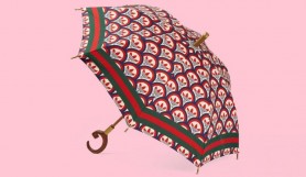 FOTO // Gucci vinde o umbrelă cu 1700 de dolari. Accesoriul nici măcar nu te apără de ploaie